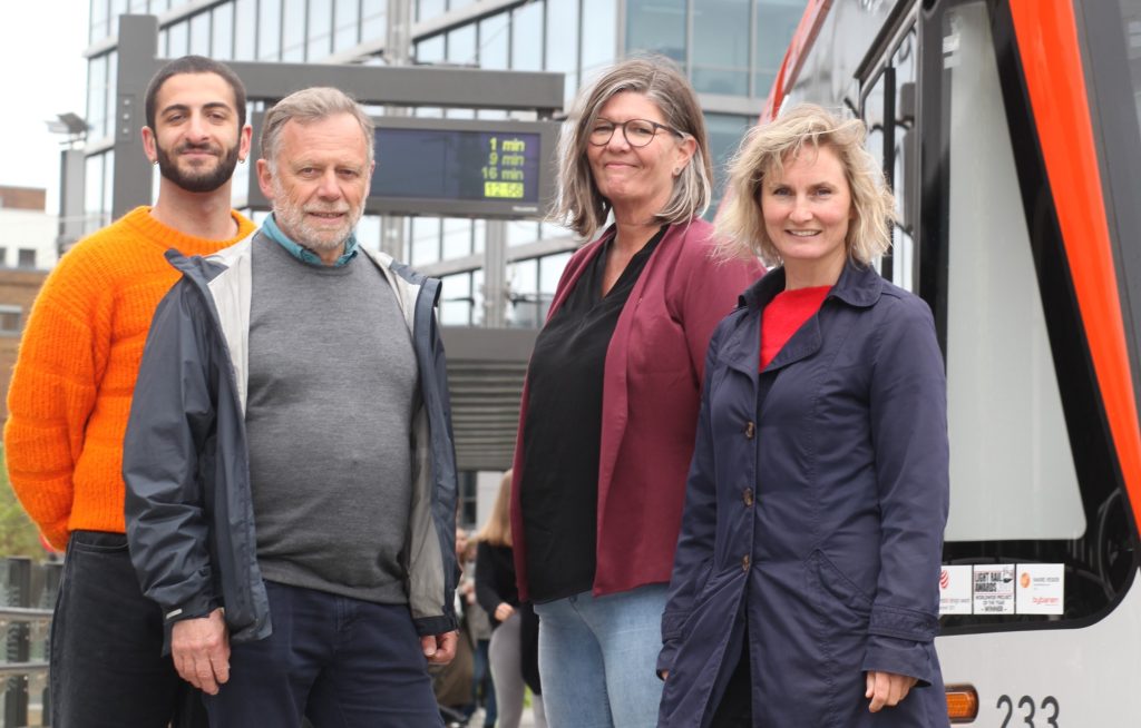 Topp fire kandidatar for Vestland SV, foran bybanen i Bergen