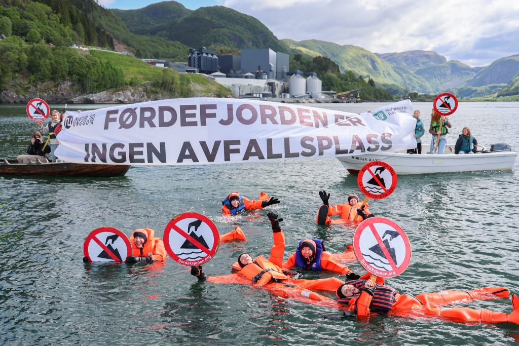 Aksjonisme mot dumping i Førdefjorden